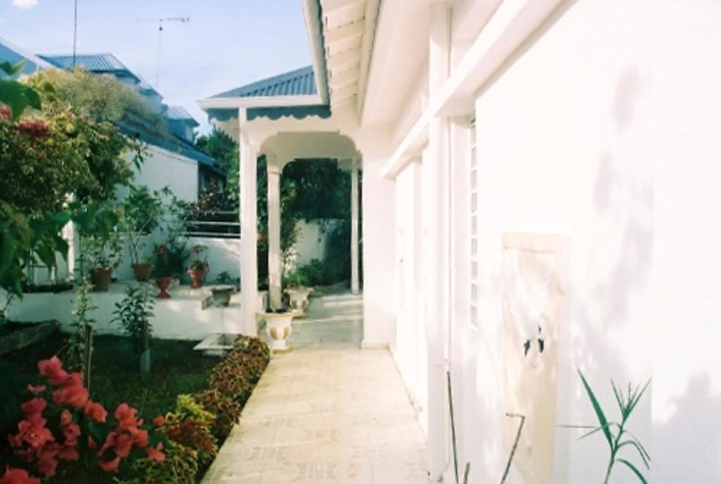 House with 3 bedrooms in Lamentin with wonderful mountain view private pool enclosed garden 15 km from the beach - image 2
