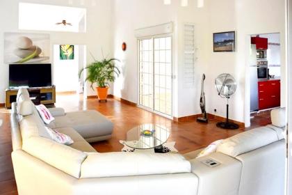 House with 4 bedrooms in Saint Francois with private pool enclosed garden and WiFi 3 km from the beach - image 4
