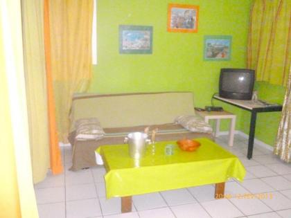 Studio in Marigot with wonderful sea view enclosed garden and WiFi - image 3