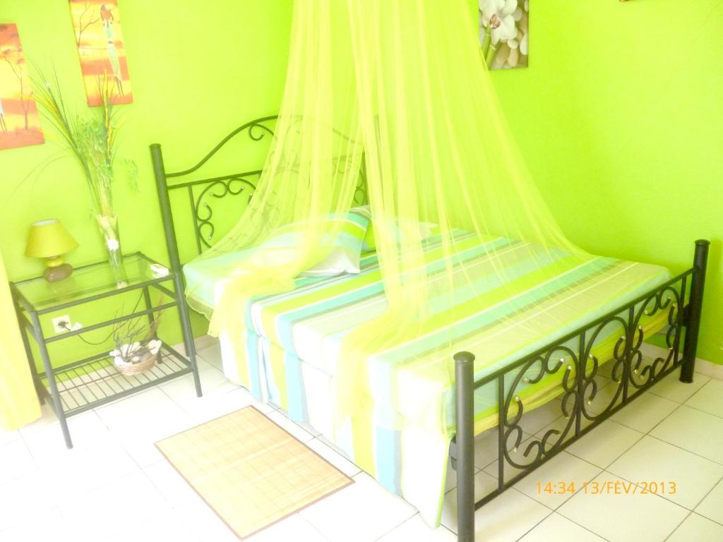 Studio in Marigot with wonderful sea view enclosed garden and WiFi - image 5