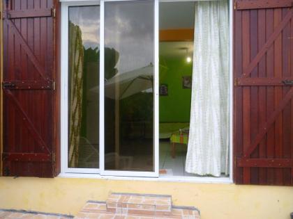 Studio in Marigot with wonderful sea view enclosed garden and WiFi - image 9