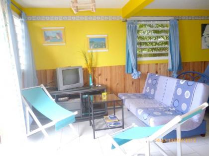 Studio in Marigot with wonderful sea view enclosed garden and WiFi - image 4