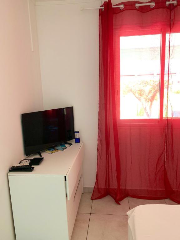 Apartment with one bedroom in Le Gosier with shared pool enclosed garden and WiFi 2 km from the beach - image 2