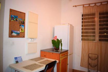 House with one bedroom in Le Gosier with furnished terrace and WiFi 1 km from the beach - image 18