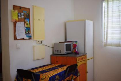 House with one bedroom in Le Gosier with furnished terrace and WiFi 1 km from the beach - image 19