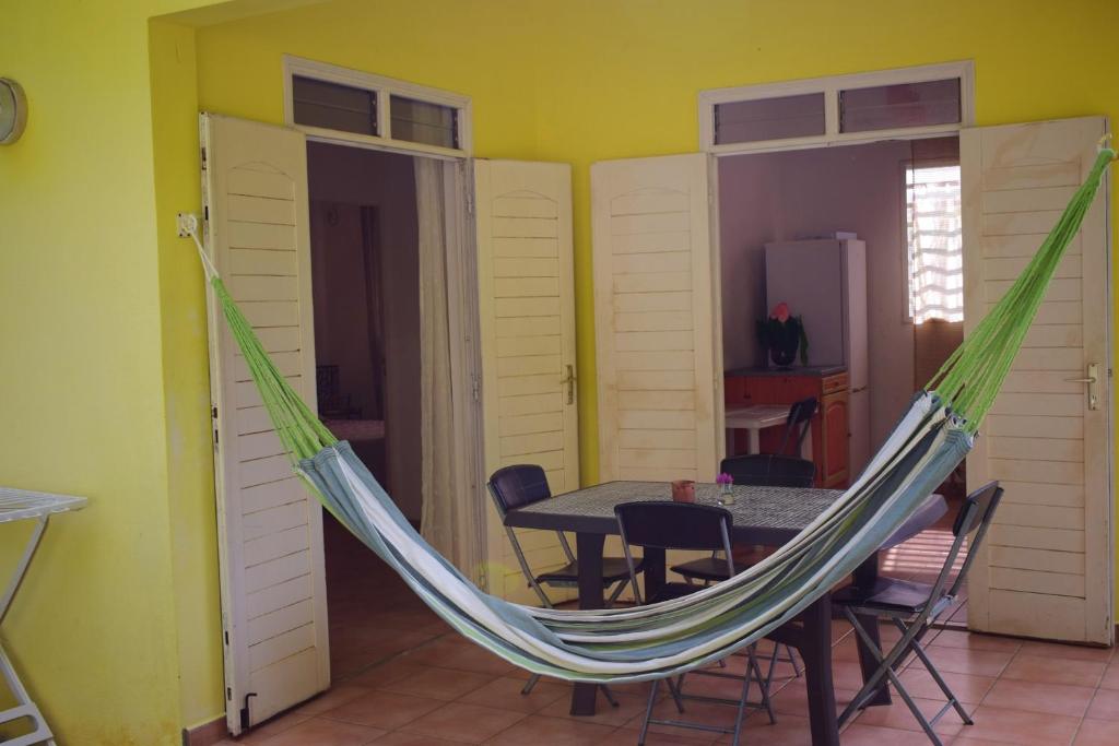 House with one bedroom in Le Gosier with furnished terrace and WiFi 1 km from the beach - image 2