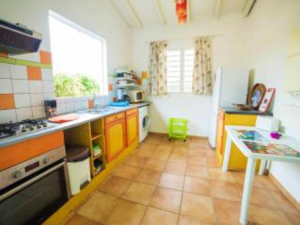 House with one bedroom in Le Gosier with furnished terrace and WiFi 1 km from the beach - image 3