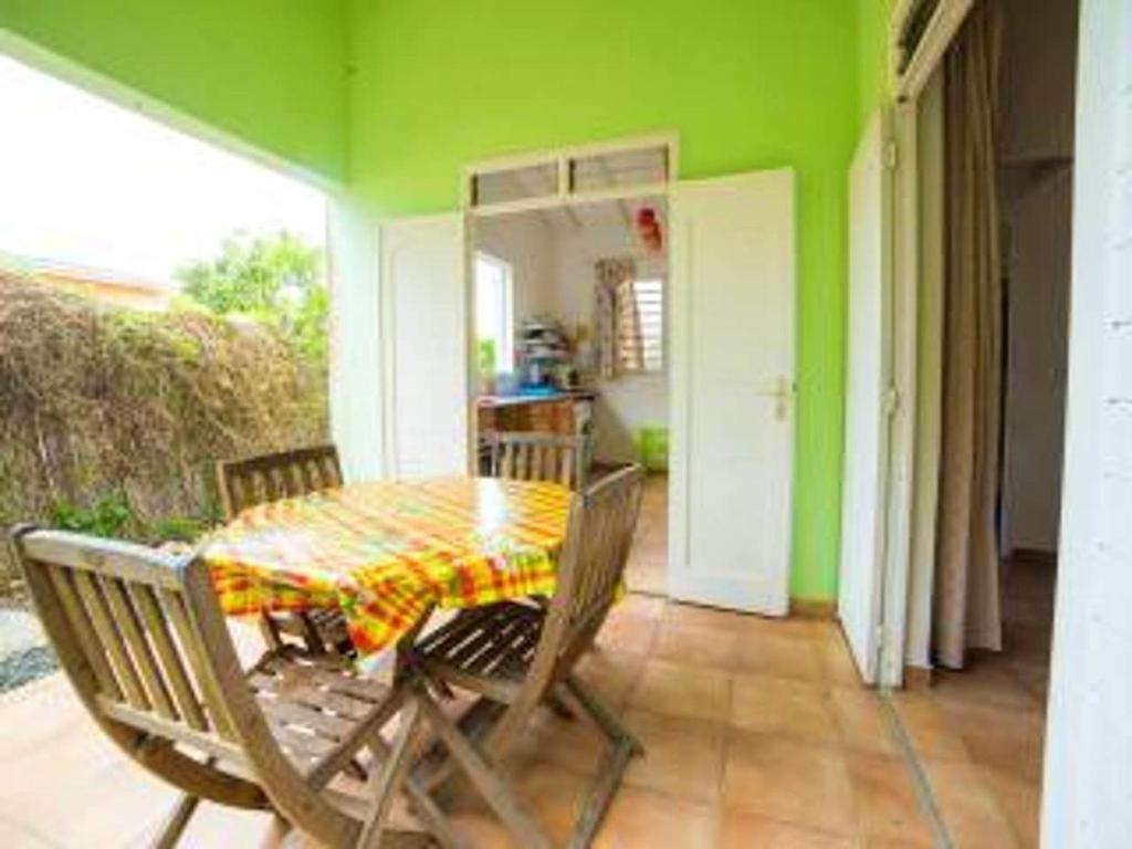 House with one bedroom in Le Gosier with furnished terrace and WiFi 1 km from the beach - image 4