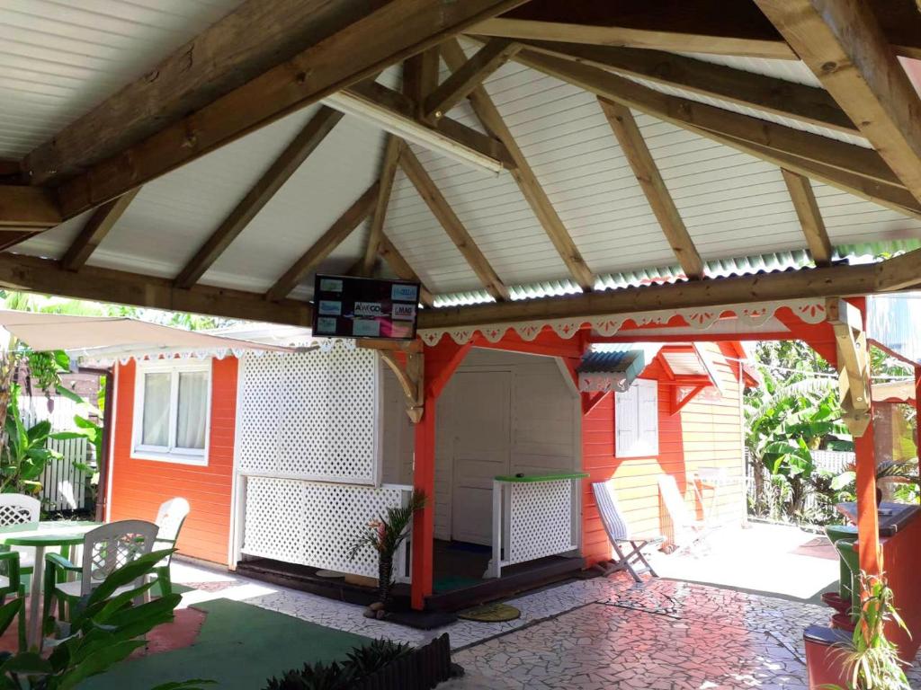 Bungalow with 3 bedrooms in TroisRivieres with wonderful mountain view private pool enclosed garden - image 2