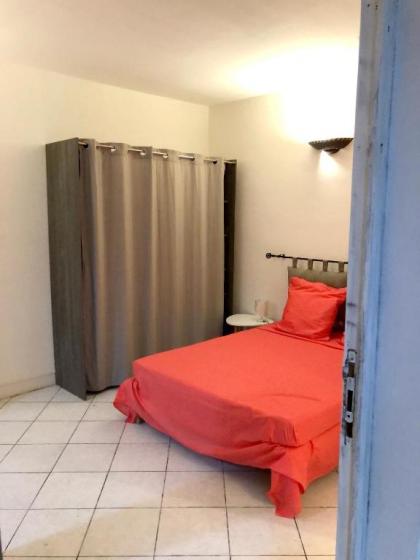 Apartment with one bedroom in Le Gosier with enclosed garden and WiFi 5 km from the beach - image 4