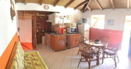 House with 2 bedrooms in Le Moule with enclosed garden and WiFi 2 km from the beach - image 8