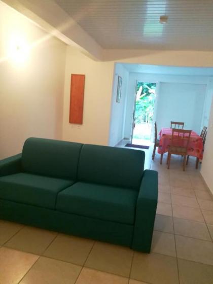 Apartment with one bedroom in Le Gosier with furnished terrace and WiFi 1 km from the beach - image 1