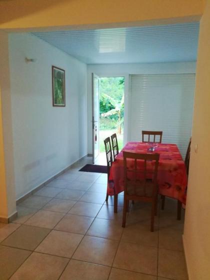 Apartment with one bedroom in Le Gosier with furnished terrace and WiFi 1 km from the beach - image 2