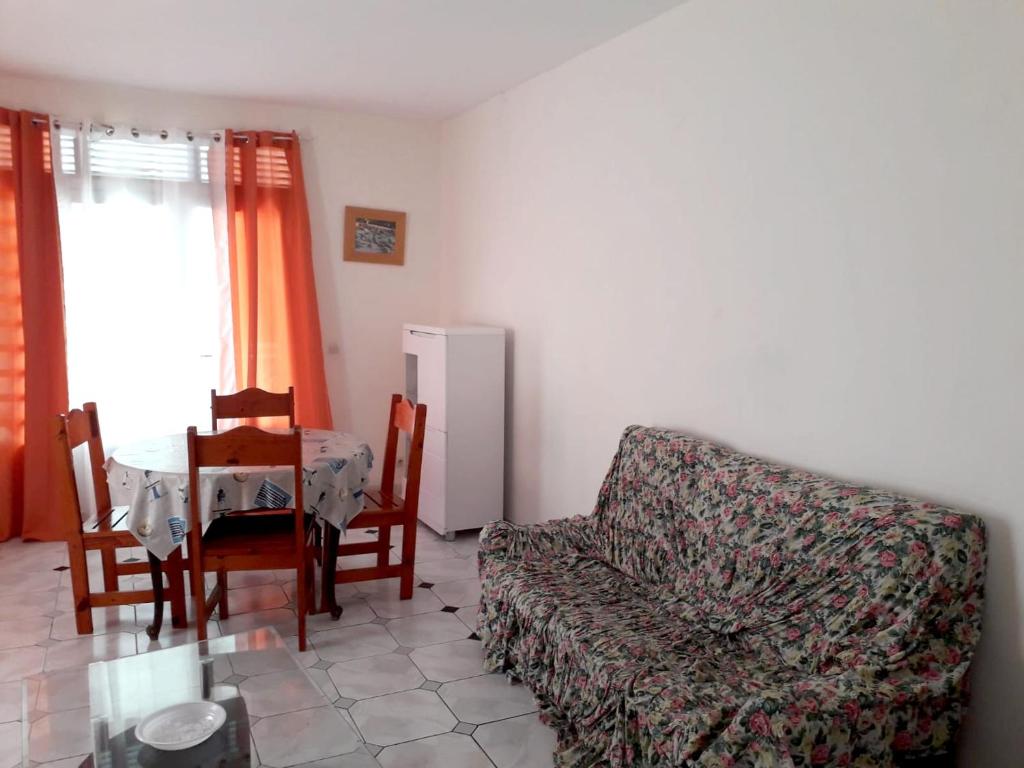 House with 3 bedrooms in VieuxHabitants with wonderful sea view terrace and WiFi 20 km from the beach - image 2
