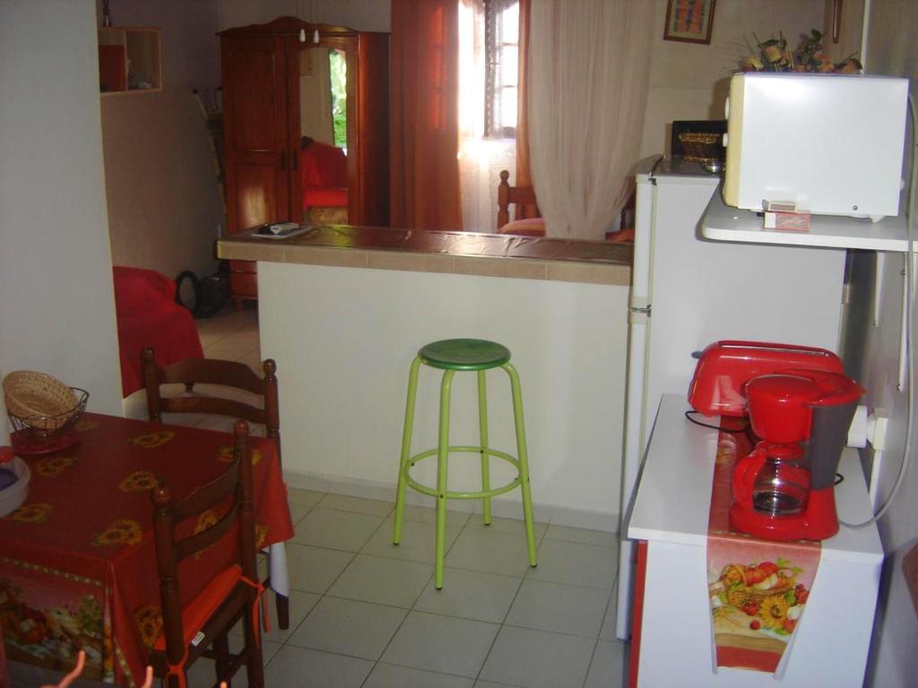Studio in Capesterre Belle Eau with enclosed garden and WiFi 3 km from the beach - image 4