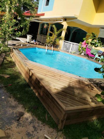 Bungalow de 2 chambres avec piscine partagee jacuzzi et terrasse a Le Gosier