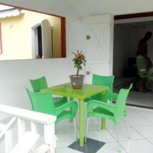 Appartement de 2 chambres avec jardin clos et wifi a Le Moule a 3 km de la plage