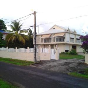 Studio in Le moule with enclosed garden and WiFi 3 km from the beach