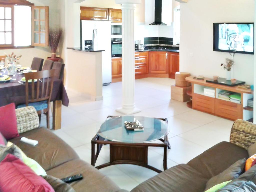 Villa de 3 chambres avec piscine privee jardin clos et wifi a Saint Francois a 3 km de la plage - image 2