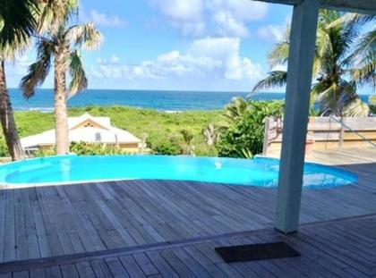 Villa de 4 chambres a Moule a 50 m de la plage avec vue sur la mer piscine privee et jardin clos - image 1