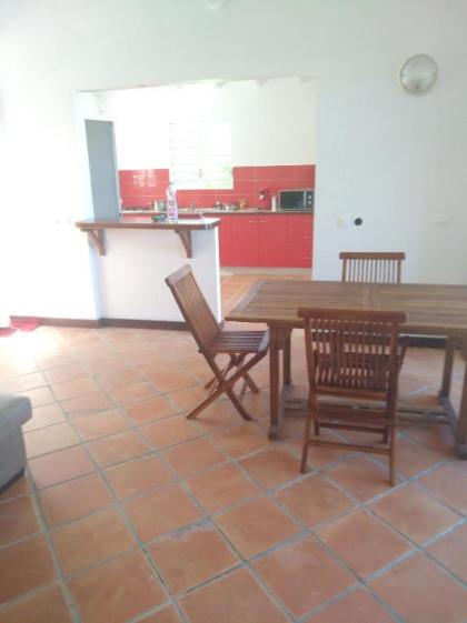 Villa de 4 chambres a Moule a 50 m de la plage avec vue sur la mer piscine privee et jardin clos - image 3