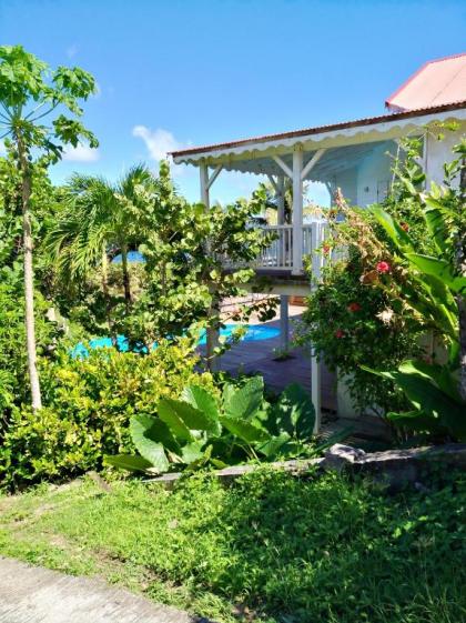 Villa de 4 chambres a Moule a 50 m de la plage avec vue sur la mer piscine privee et jardin clos - image 4