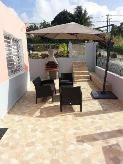 Maison d'une chambre avec piscine partagee terrasse amenagee et wifi a Petit Bourg - image 2