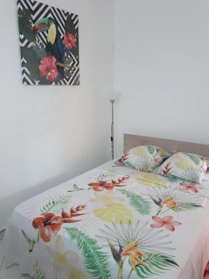 Maison d'une chambre avec piscine partagee terrasse amenagee et wifi a Petit Bourg - image 4