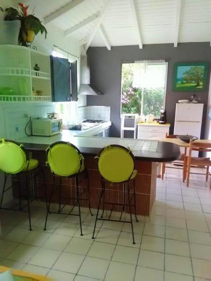 Bungalow de 2 chambres avec piscine partagee terrasse et wifi a Sainte Rose - image 1