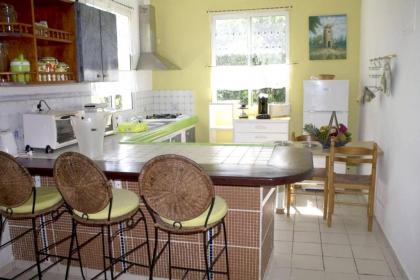 Bungalow de 2 chambres avec piscine partagee terrasse et wifi a Sainte Rose - image 7