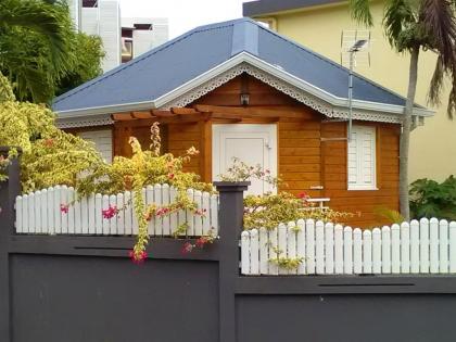 Bungalow d'une chambre avec piscine partagee jardin clos et wifi a Le Gosier - image 1