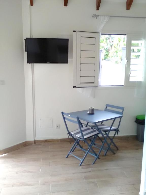 Bungalow d'une chambre avec piscine partagee jardin clos et wifi a Le Gosier - image 5