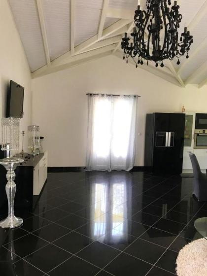 Maison de 2 chambres avec piscine partagee terrasse amenagee et wifi a Sainte Rose - image 11