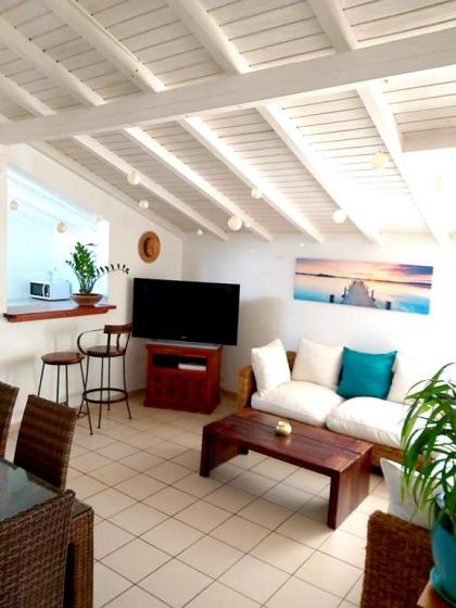 Maison de 2 chambres avec jardin clos et wifi a Le Gosier a 3 km de la plage - image 1
