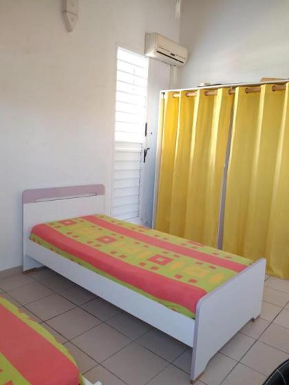 Maison de 2 chambres avec jardin clos et wifi a Le Gosier a 3 km de la plage - image 11