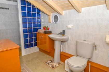 Maison de 2 chambres avec vue sur la mer terrasse amenagee et wifi a Vieux Habitants a 1 km de la plage - image 4