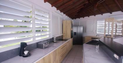 Villa de 5 chambres avec vue sur la mer piscine privee et jardin clos a Saint Francois - image 11