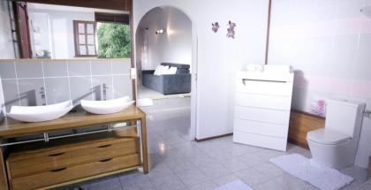 Villa de 5 chambres avec vue sur la mer piscine privee et jardin clos a Saint Francois - image 26