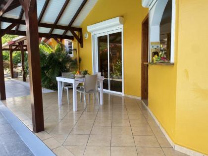 Bungalow de 2 chambres avec vue sur la mer piscine partagee et jardin clos a Vieux Habitants a 6 km de la plage - image 11