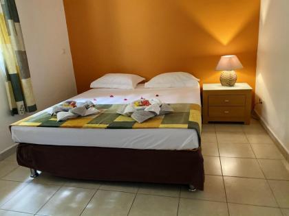 Bungalow de 2 chambres avec vue sur la mer piscine partagee et jardin clos a Vieux Habitants a 6 km de la plage - image 14