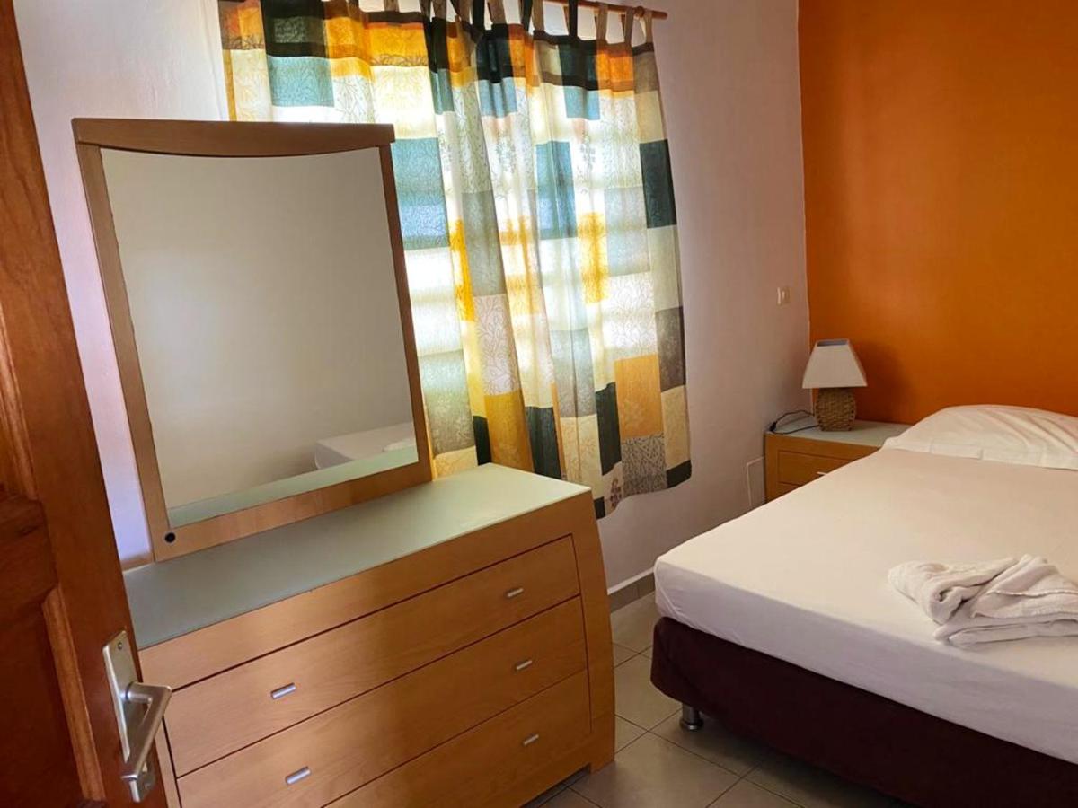 Bungalow de 2 chambres avec vue sur la mer piscine partagee et jardin clos a Vieux Habitants a 6 km de la plage - image 5