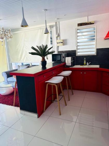 Maison d'une chambre avec piscine partagee terrasse amenagee et wifi a Sainte Rose a 5 km de la plage - image 23