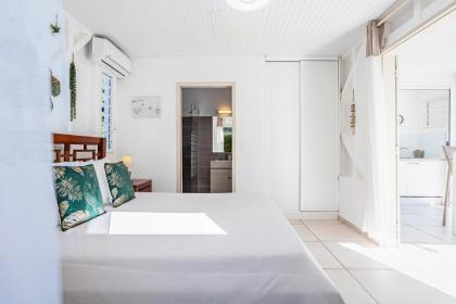 Magnifique Bungalow et Jacuzzi au cœur des plages - image 10