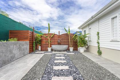 Magnifique Bungalow et Jacuzzi au cœur des plages - image 17