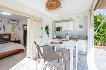 Magnifique Bungalow et Jacuzzi au cœur des plages - image 18