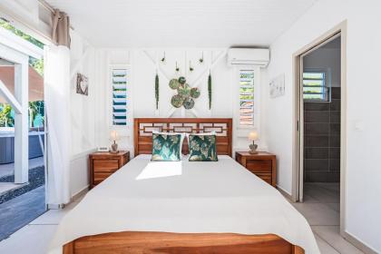 Magnifique Bungalow et Jacuzzi au cœur des plages - image 2