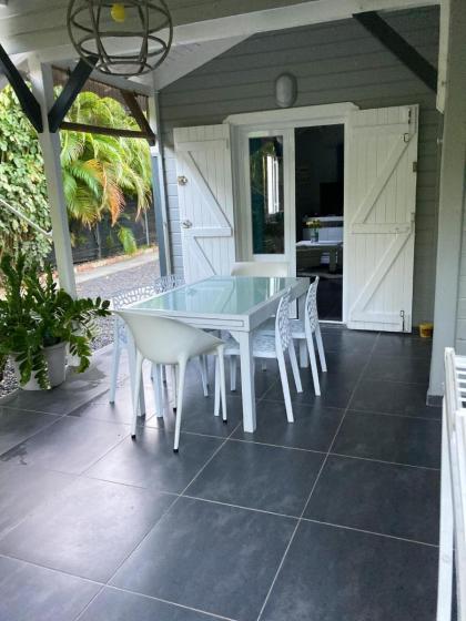 Maison de 2 chambres avec jacuzzi jardin clos et wifi a Saint Francois