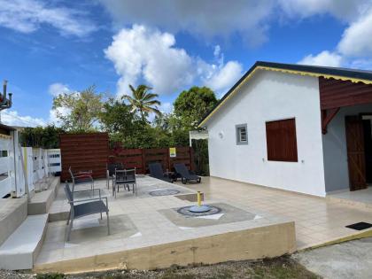 Villa d'une chambre avec vue sur la mer spa et jardin clos a Petit Canal a 5 km de la plage - image 9