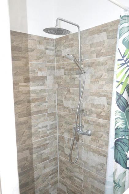 Maison de 2 chambres avec jacuzzi jardin clos et wifi a Petit Bourg - image 11