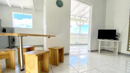 Maison de 2 chambres avec terrasse amenagee et wifi a Le Gosier a 1 km de la plage - image 2